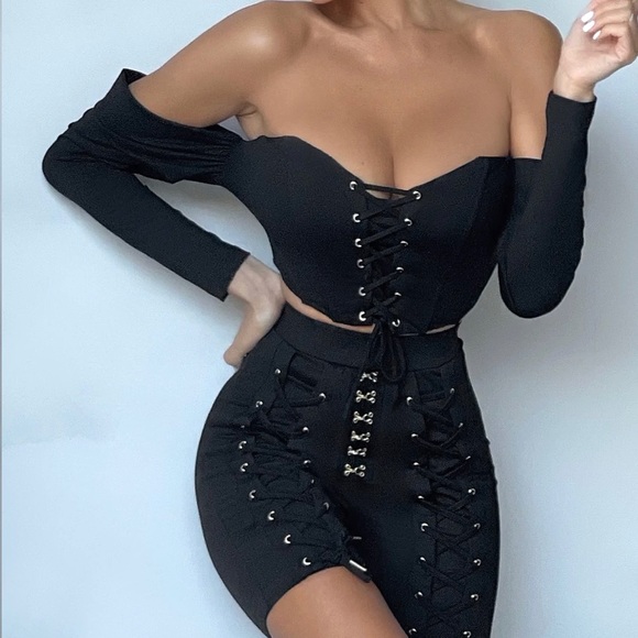 Black Off The Shoulder Long Sleeve Lace Up Corset Top. NEW WITH TAGS Size 4 - Picture 2 of 3
